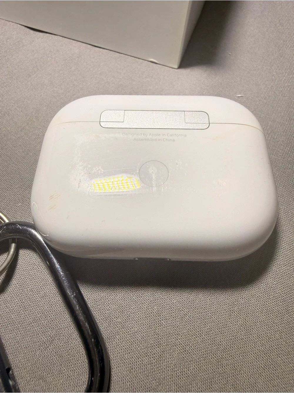 Apple AirPods Pro (2nd Gen) Wireless Earbuds Lightning with box and carry case